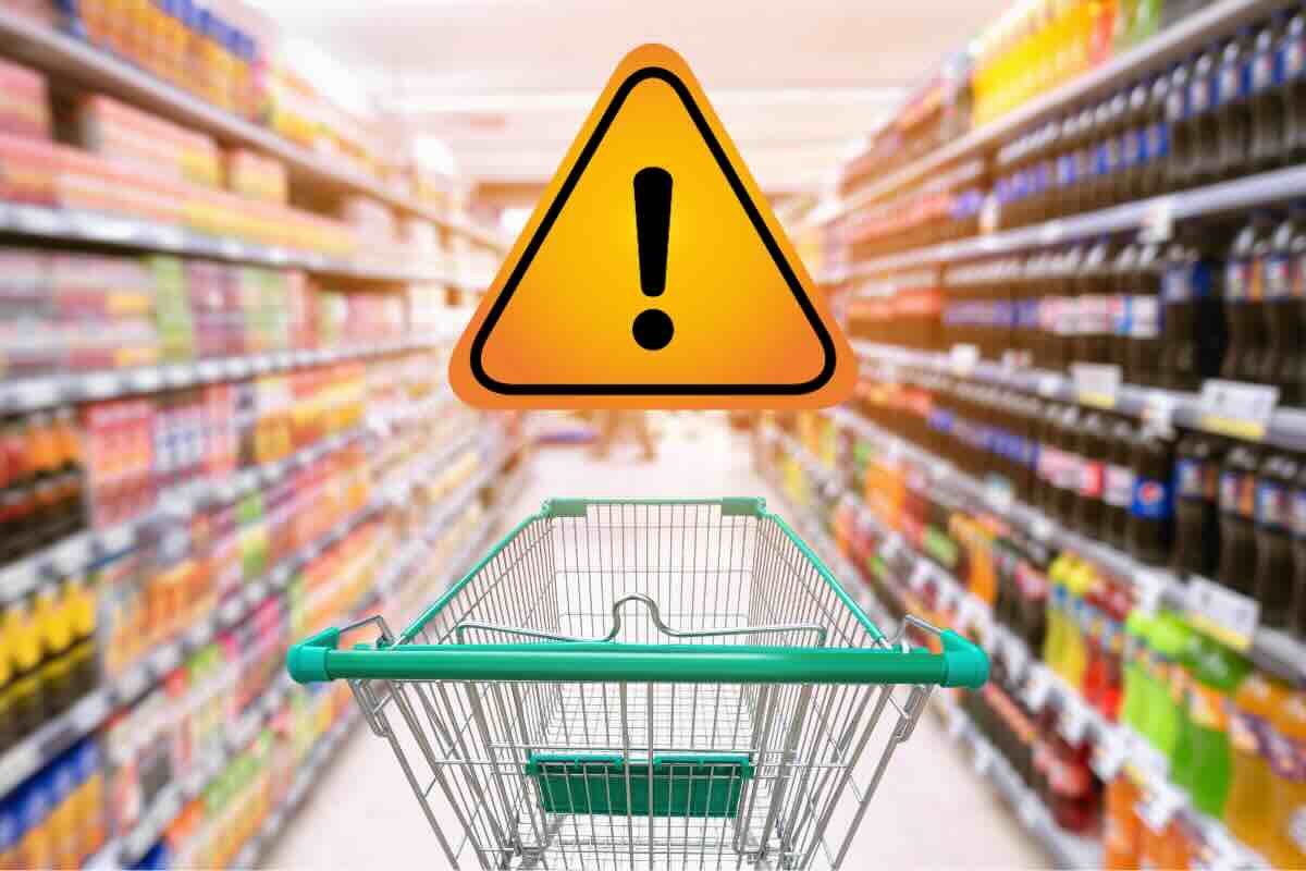 carrello al supermercato e segnale pericolo