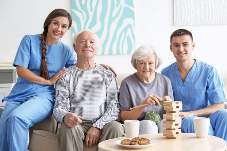 2 caregiver che assistono due anziani