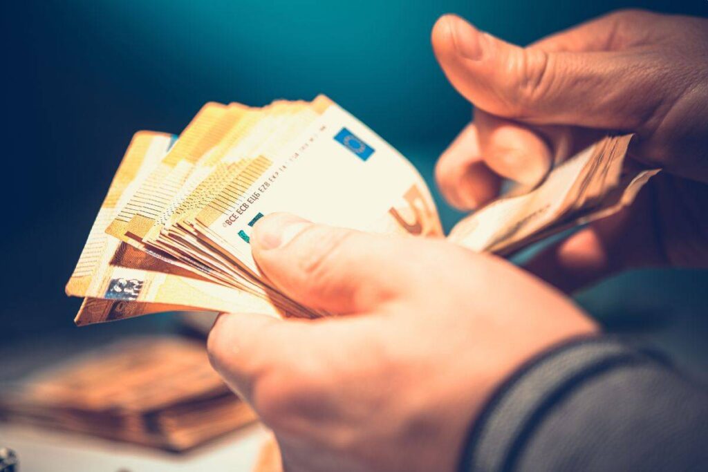 una persona che conta i soldi