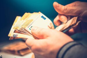 una persona che conta i soldi