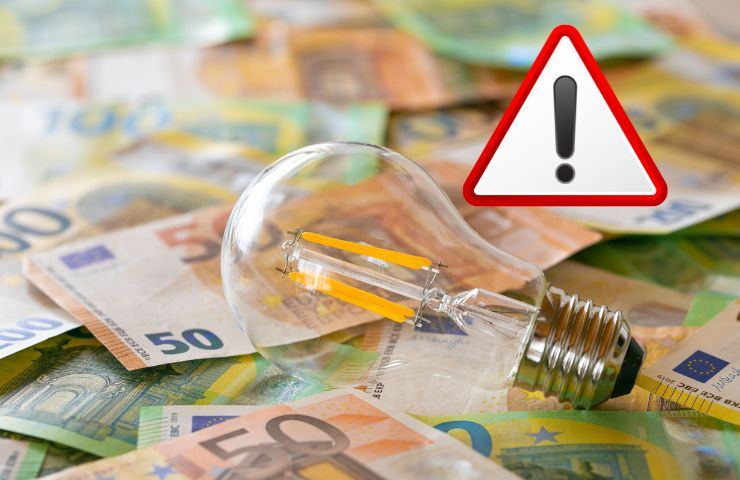 tanti soldi e sopra una lampadina e il simbolo di fare attenzione