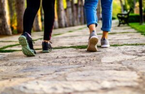 due persone che camminano