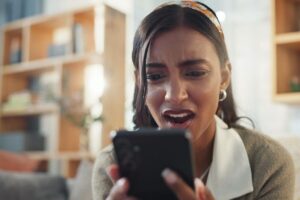 Ragazza guarda il cellulare stizzita
