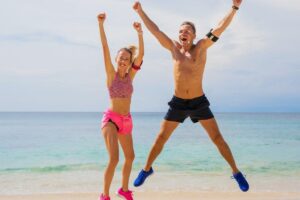 due persone felici che fanno sport
