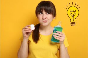 una ragazza che ha in mano il collutorio ed una lampadina con la scritta idea