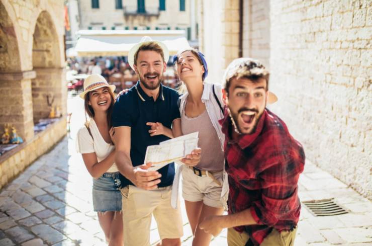 gruppo di turisti che ridono