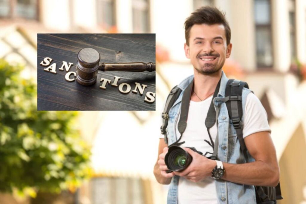 turista che sorride con in mano una macchina fotografica