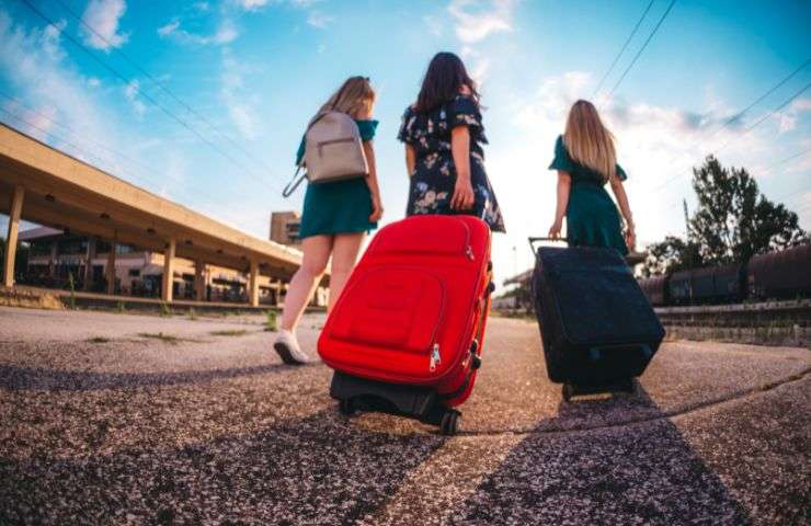 3 ragazze con la valigia in mano