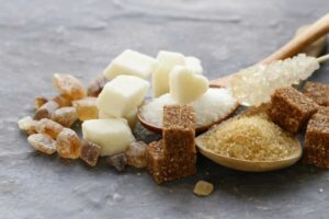 Zollette zucchero bianco e di canna, granuli di entrambi